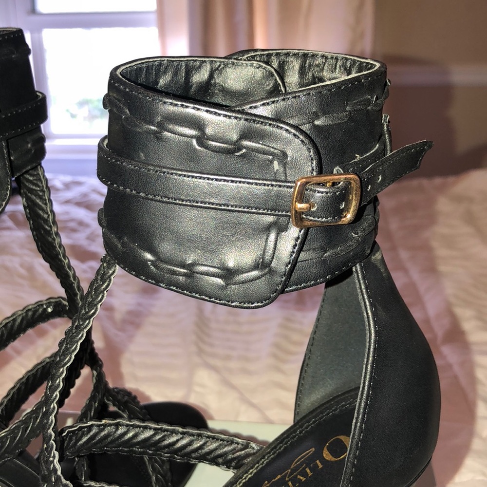 Heels - Picture 3 of 3